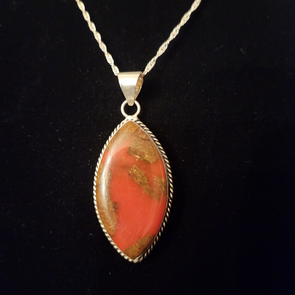 🌸Beautiful Carnelian pendant on an 18" rope chain 🌸